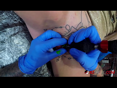 ❤️ Ekstrèmman tatoue hottie Sully Savage te fè yon tatoo sou klitoris li ❤❌ Videyo pònografi nan nou ❌